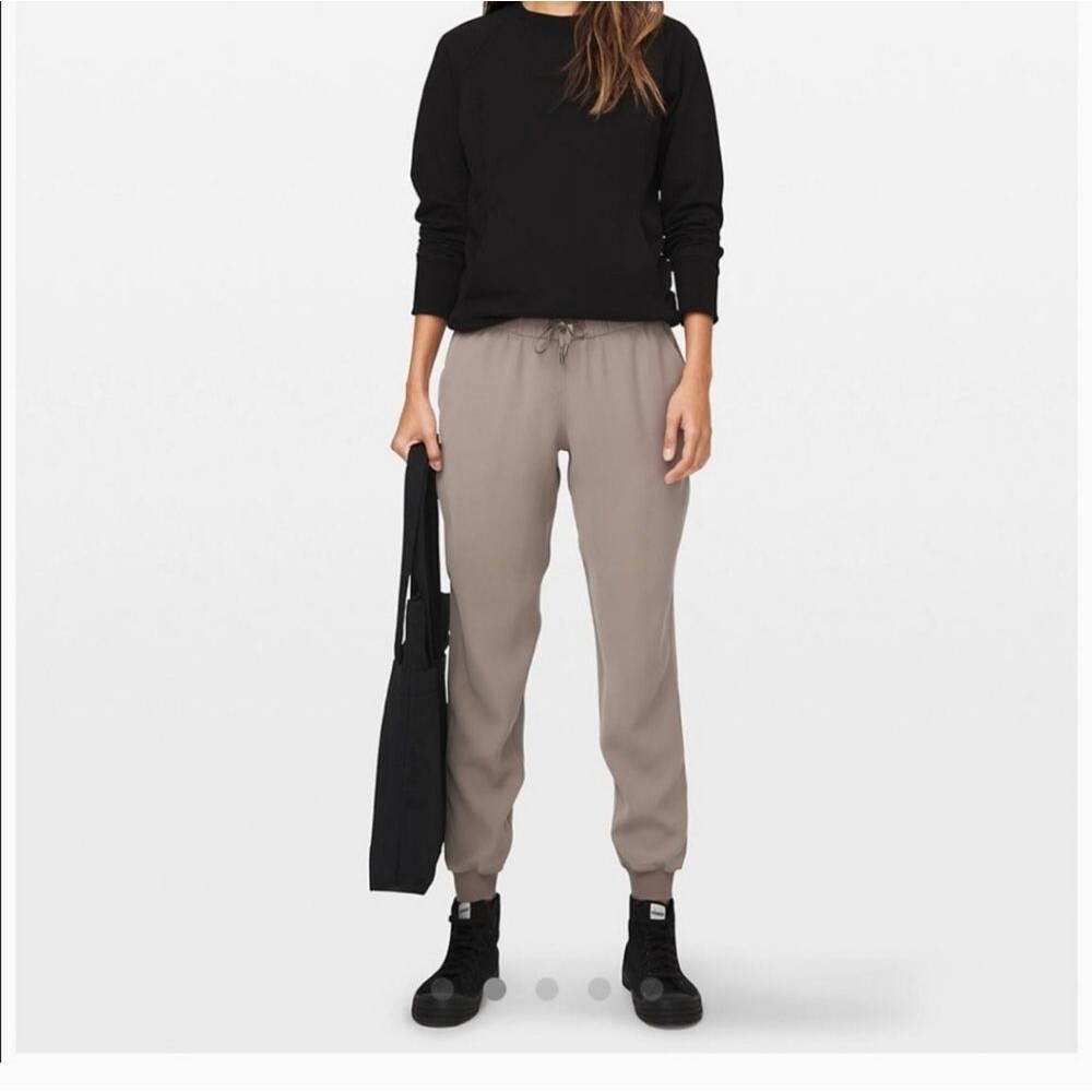 Lululemon On The Fly Woven Joggers - Carbon Dust